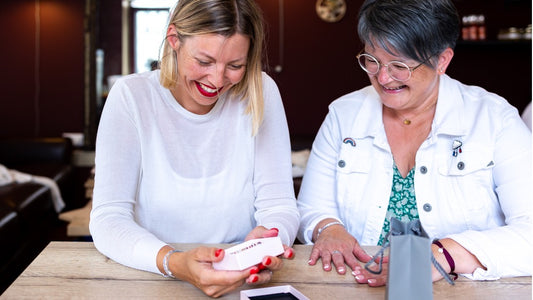 Fanny et Laurence des Mots Doux regardent un bracelet en code morse personnalisé