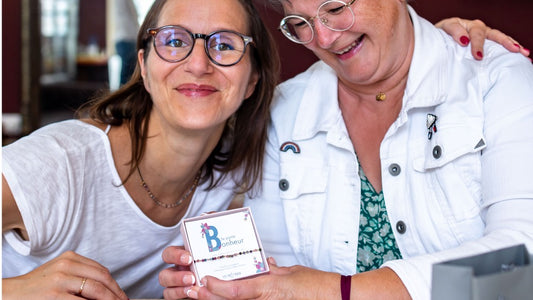 Maud et Laurence tenant un main un bracelet en code morse Bonheur